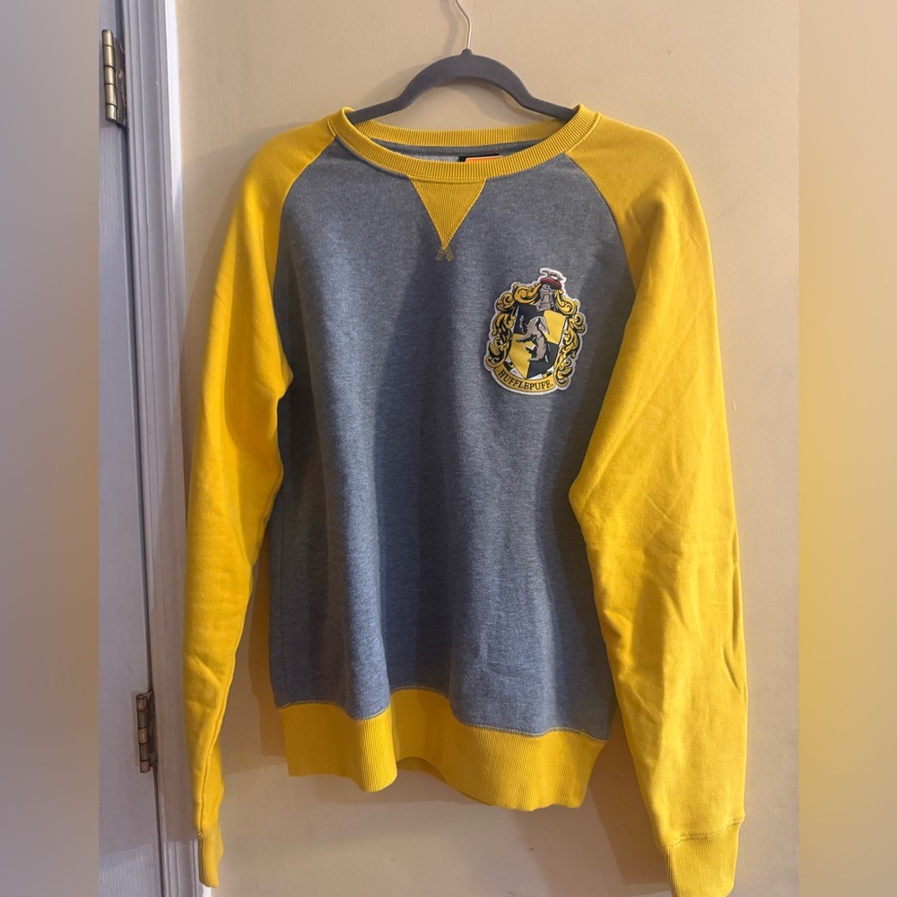Harry Potter Hufflepuff house crewneck sweatshirt, medium